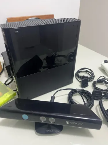 Xbox 360 Super Slim 500GB + Kinect + 2 Controles + 6 Jogos(BLOQUEADO)