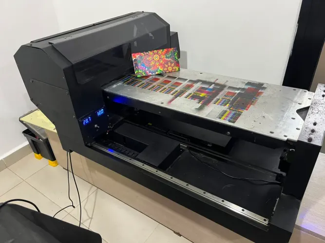 Impressora Flatbed UV-Led 3060 com Verniz e Branco mais Colorido.
