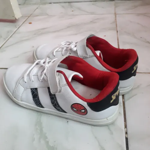 Tenis do homem aranha também 34 de carrapicho e de cadarço otimo presente d seu filho 