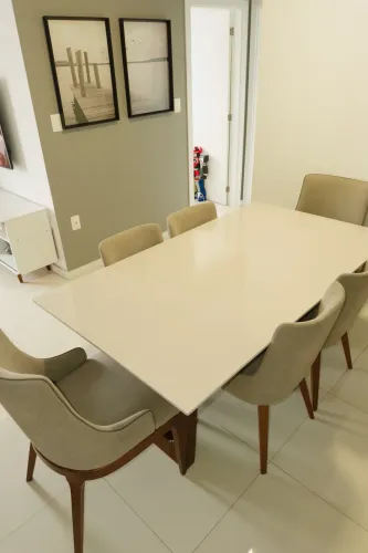 Mesa de Jantar em Laca Branca com 6 Cadeiras em Madeira Maciça