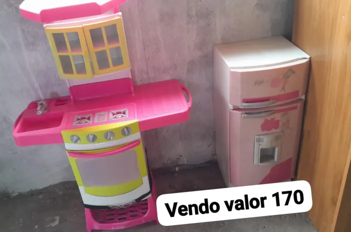 Vendo fogão infantil e geladeira
