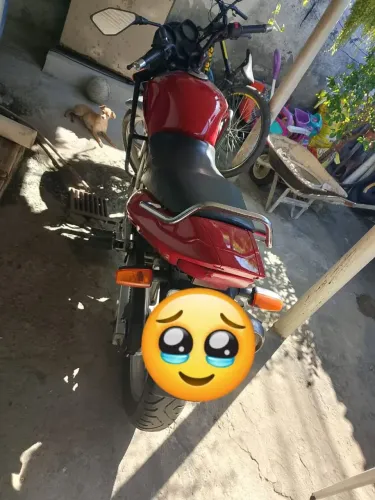 Vendo uma Twister 250 ano 2003 valor 5.000 eu não me adaptei nela