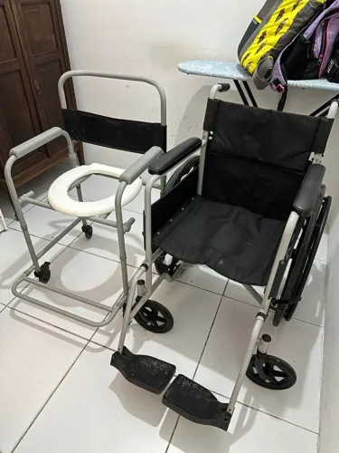 COMBO CADEIRA DE RODAS + CADEIRA DE BANHO COM POUCO TEMPO DE USO