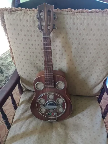 Cavaquinho Del Vecchio dinâmico.