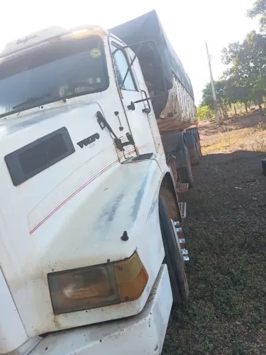Conjunto caminhão + caçamba