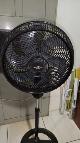 Ventilador Britânia de coluna funcionando perfeitamente