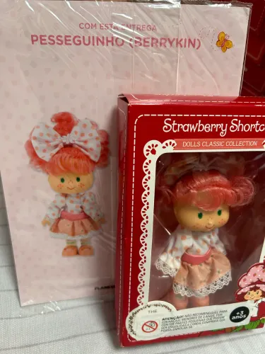 Boneca Moranguinho Planeta Deagostini | Strawberry Shortcake - Pesseguinho (Berrykin)  