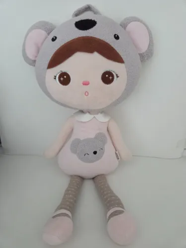 Boneca Metoo Doll, especificamente o modelo Angela Koala, feita de pelúcia hipoalergênica.