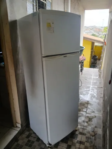 Vende-se fogão e geladeira 220v por R$ 400,00 não entrego frete por conta do comprador