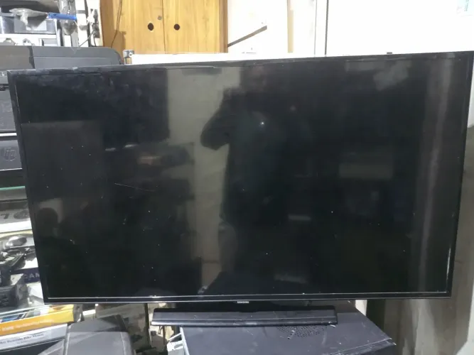 Smart tv Samsung 40pol com tela quebrada