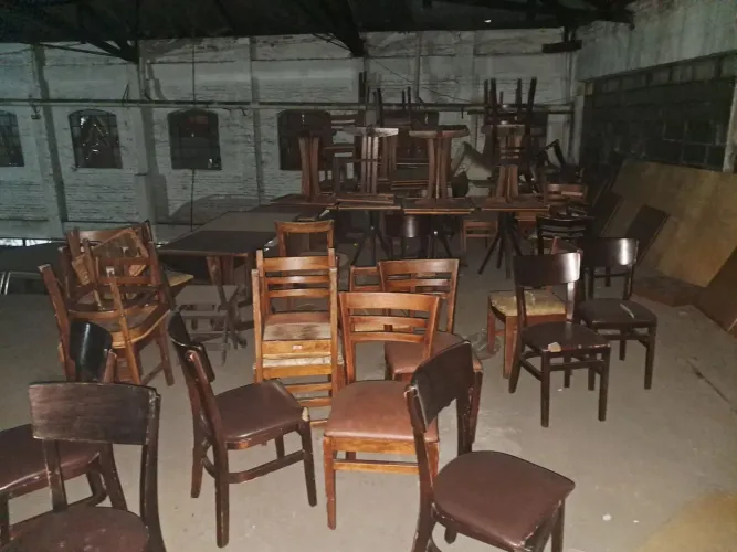Cadeiras e mesas para bar.