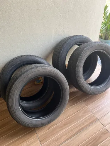 Pneu meia vida 3 Goodyear e  1 linglong em ótimo estado os 4      215/55   R17