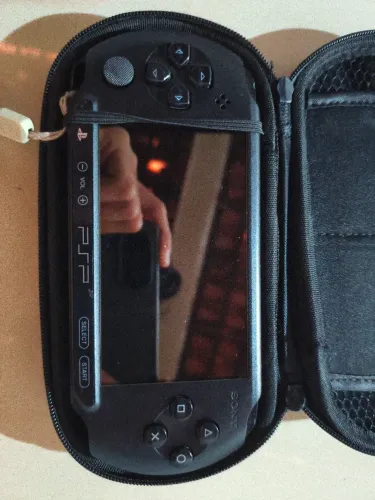 PSP ESTREET em bom estado, com jogos carregador original, case, cartão original da Sony
