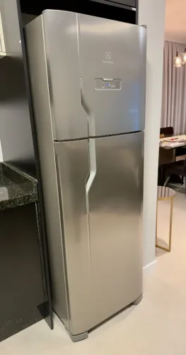 Geladeira Electrolux Frost Free 371L Turbo Congelamento Duplex Cor Inox DFX41
