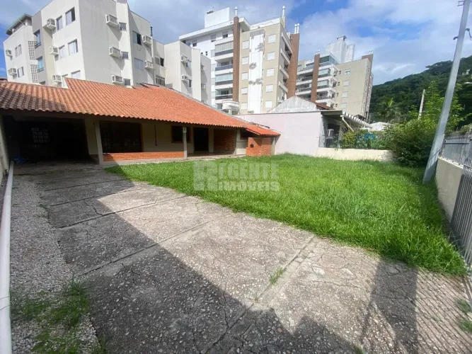 Excelente casa de 4 dormitórios para locação no bairro Córrego Grande!