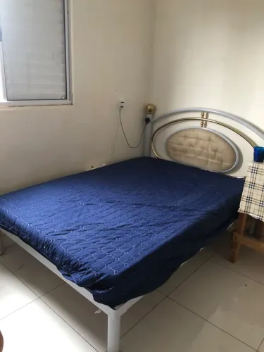 1 cama de casal e um colchão e 1 cama de solteiro e um colchão. Armação em ferro r