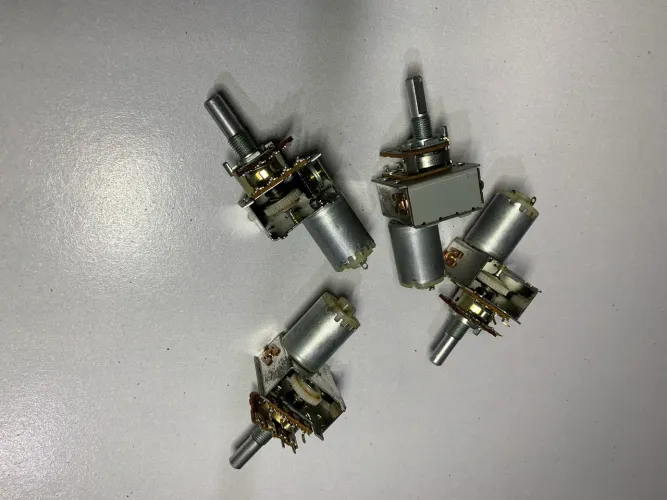 Potenciometro duplo 100kohm(com motor). Preço unitário 