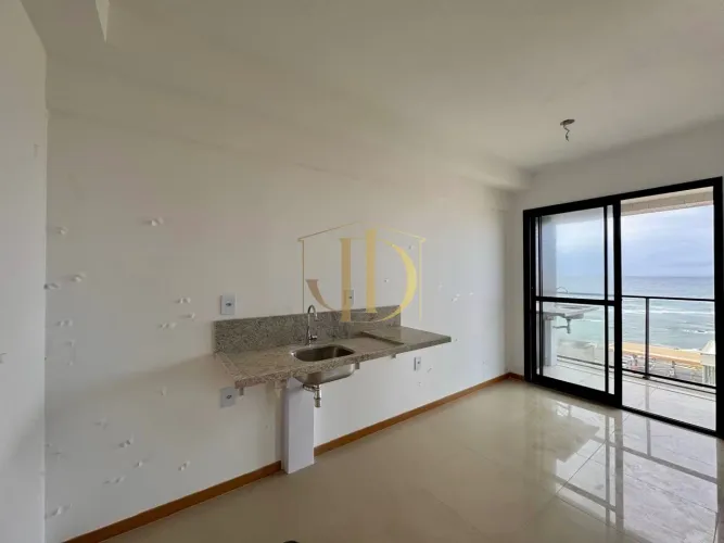 HOUSE PITUBA Vendo quarto e sala, de 29 m², vista mar, andar alto, a poucos passos da prai