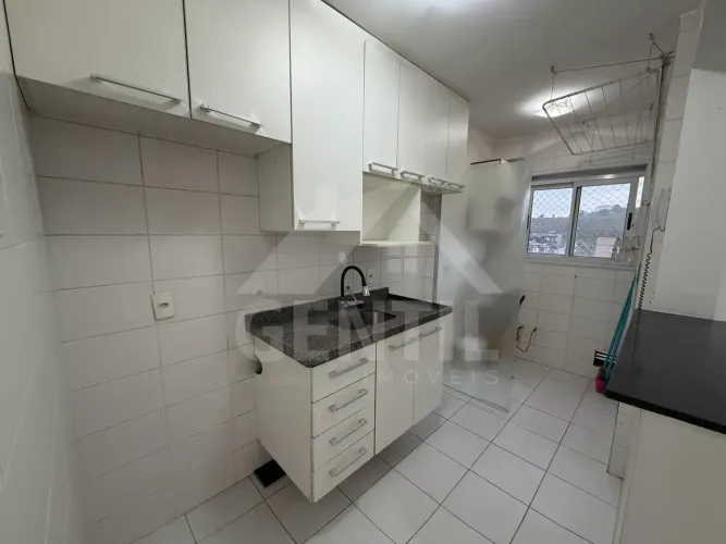 Apto no Cond. Felicidade: 2 Dormitórios, Cozinha c/ Armários e Vaga - R$ 2.550