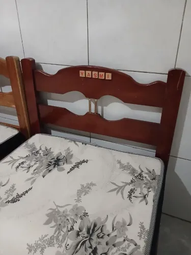 Vende-se outroca cama solteirão de madeira bem conservada as duas por 200