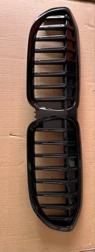 Grade frontal BMW 320 ano 20 / 22 cor preto original.