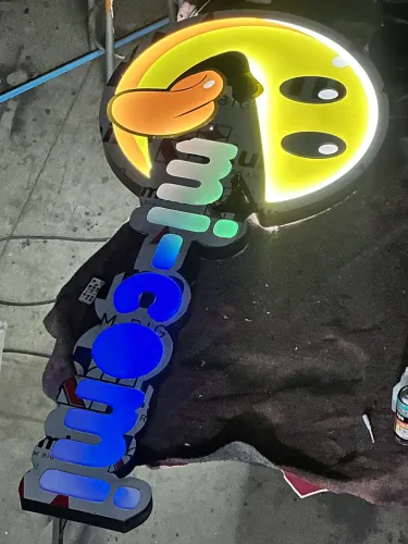 LOGO EM ACM COM ILUMINAÇÃO RGB