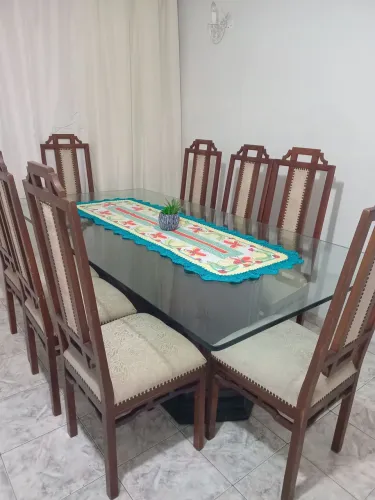 Mesa com oito cadeiras