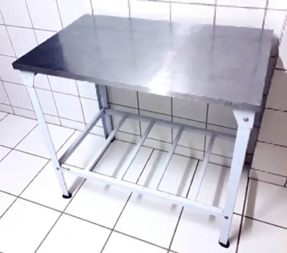 [DESCONTÃO] Mesa Inox INNAL Profissional 0,93 x 0,55 m - 3 x R$101 no cartão de crédito