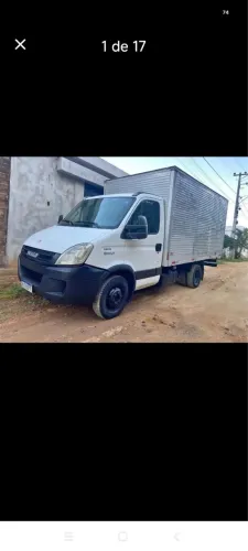 Caminhão baú 