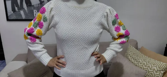 Suéter em Tricô com Manga Longa e Bordados Florais Coloridos - Entrega a combinar