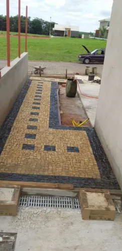 PEDRA PORTUGUESA,IDEAL PARA JARDIM, GARAGEM,CORREDORES NA COR CINZA OU AMARELA