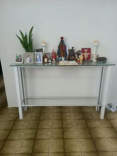 Vendo aparador com tampa de vidro