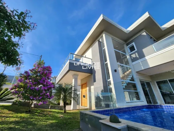 Luxuosa casa em condomínio no Cézar de Souza
