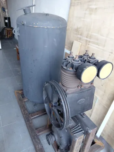 VENDE-SE COMPRESSOR DE AR 30 PES 7,5CV 