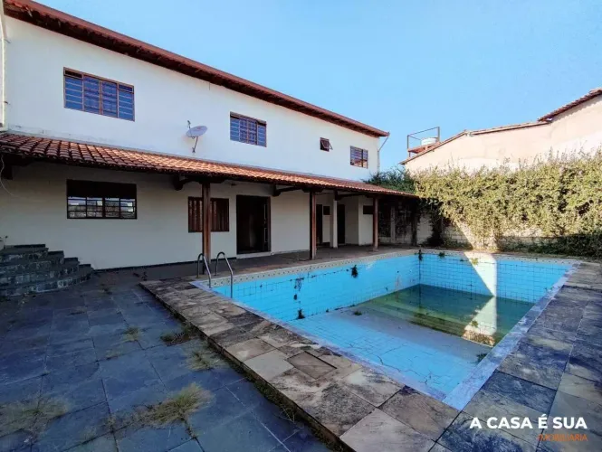 Casa em Lote de 420m² com 02 Quartos, 10 Vagas e Piscina no Jardim Riacho Das Pedras