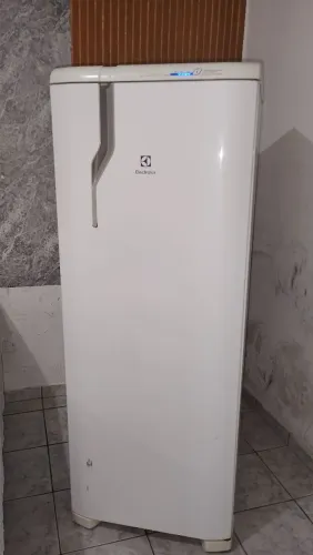 Geladeira gelo seco Eletrolux semi nova