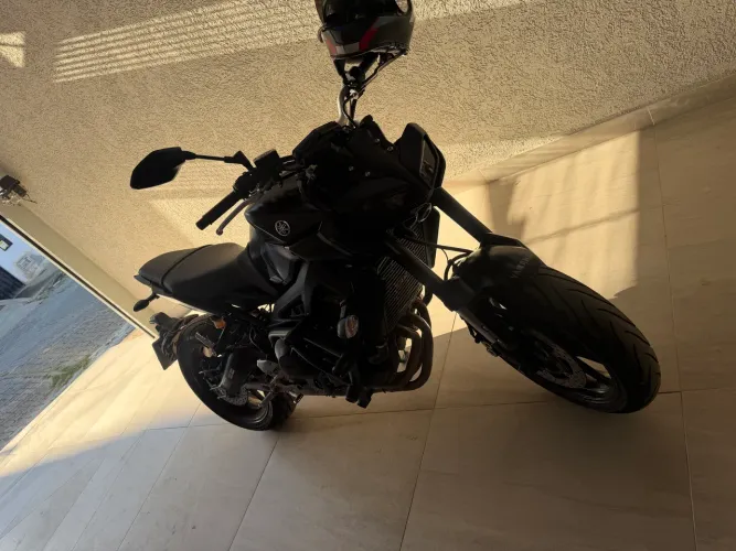 MT09 conservada com escape esportivo