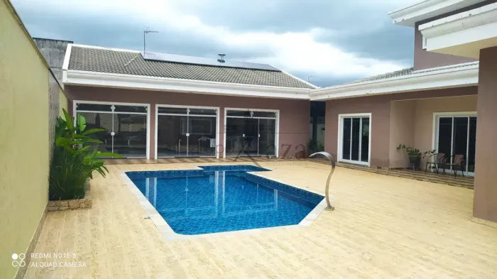 Oportunidade - Casa em Condomínio - Condomínio Terras de Santa Helena - Jacareí - 3 Suítes