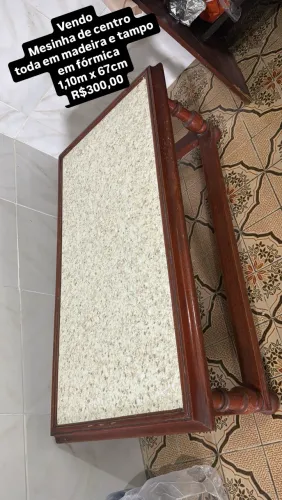 Mesinha de centro em madeira 