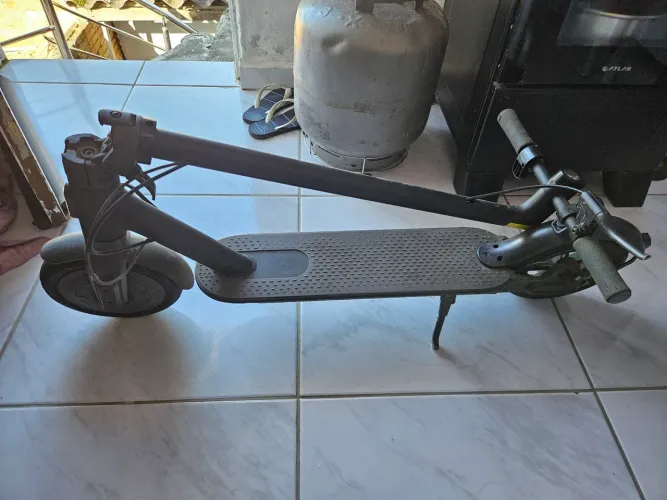 Patinete Elétrico Xiaomi Mi Electric Scooter Essential - Para Peças ou Reparo