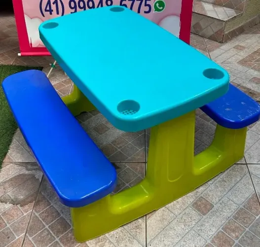 Mesa Colorida p/ 4 crianças, desmontaveis com pequenas marcas de uso