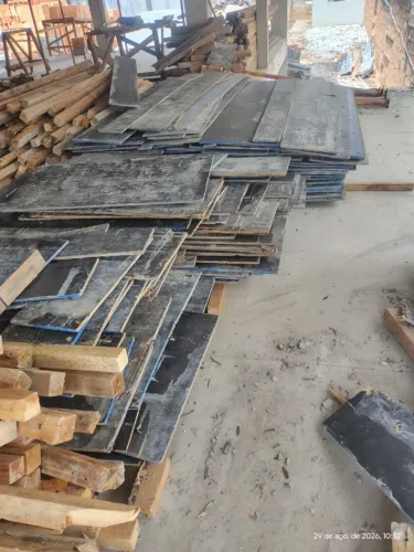 Madeirites plastificadas 13mm + pontaletes 5,5x5,5: para 400m2 de forma - Ótimo estado.