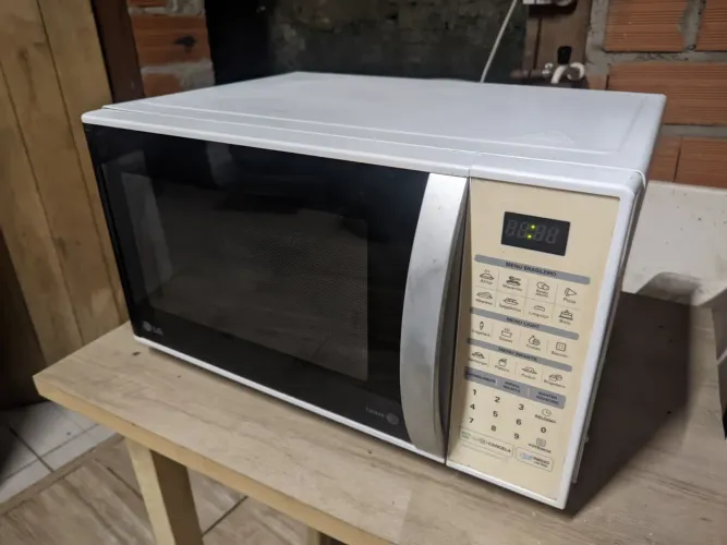 Microondas LG 30L funcionando perfeitamente.
