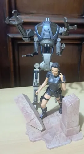 Figura Lara Croft com robot - Tomb Raider, o filme com Angelina Jolie.