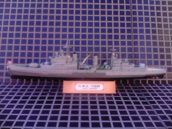 MAQUETE do CRUZADOR LEVE HMS TIGER C-20 - MONTADO ESCALA 1/415.