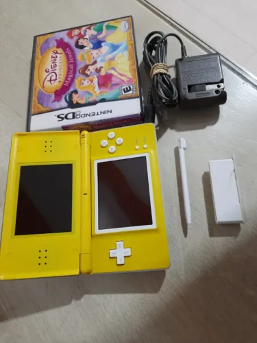 Nintendo DS lite + jogo e carregador originais (detalhe minimo na tela)
