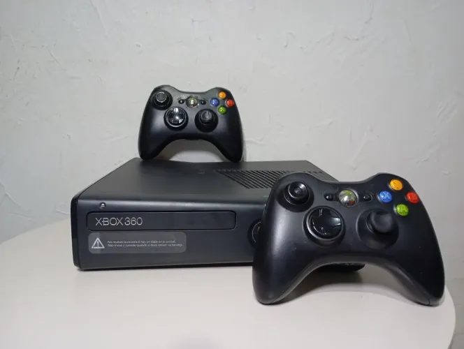XBOX 360 Slim Desbloqueado 250GB + 2 Controles Sem Fio + Fonte