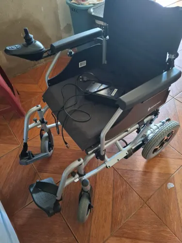Vendo cadeira de rodas elétrica