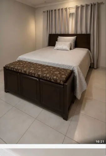 Vendo conjunto de quarto cama de madeira, colchão e recamier de madeira 