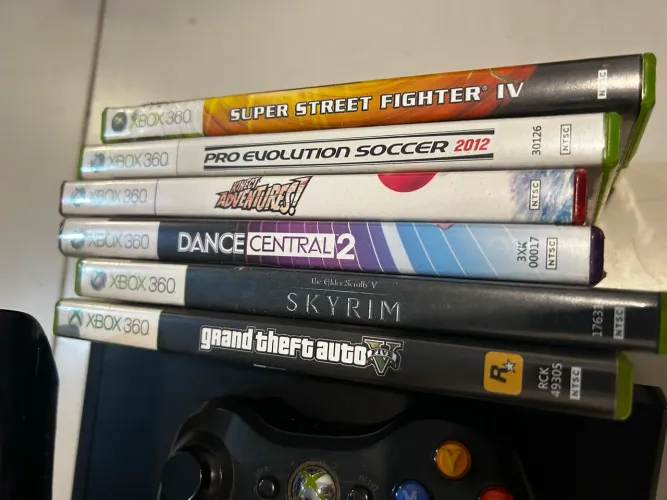 Xbox360 + fonte + 2 controles + kinect + 6 jogos